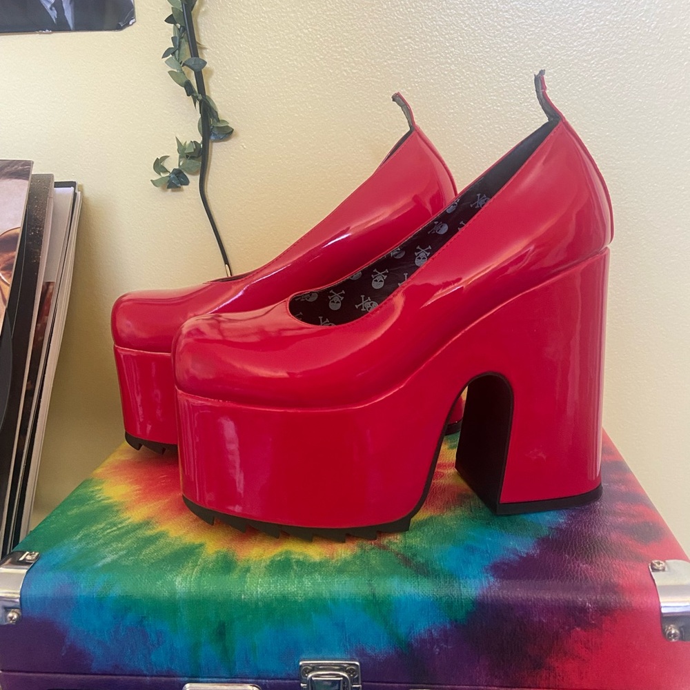 RED LAMODA PLATFORMS